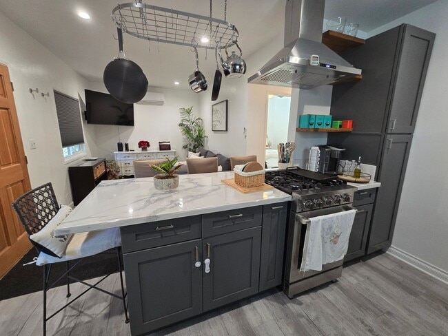 Building Photo - Fully furnished, modern ADU with fully-equipped kitchen shared garden.