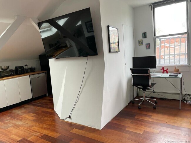 Building Photo - 92 William St