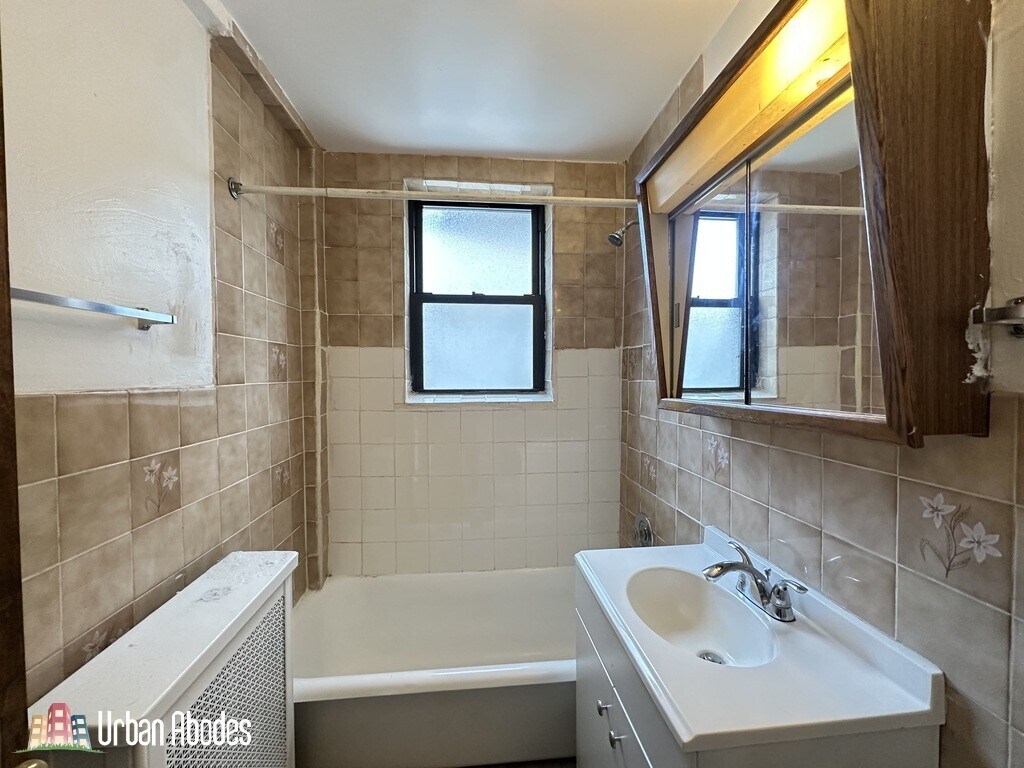 Building Photo - 727 W Belmont Ave