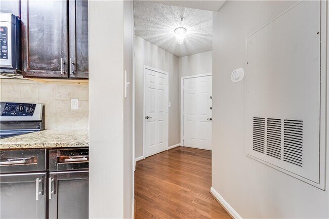 Building Photo - 1250 Parkwood Cir SE