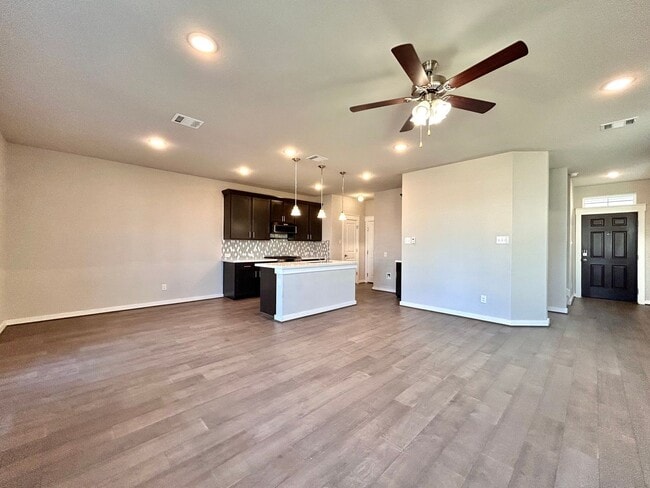 Building Photo - Charming 3 Bed / 2.5 Bath Family Home