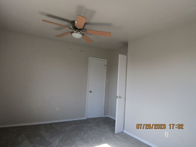Building Photo - Very nice townhome located in the Heritage...