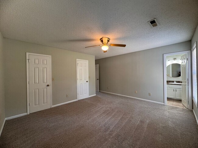 Building Photo - 3BR 2BA One Story Home with Garage