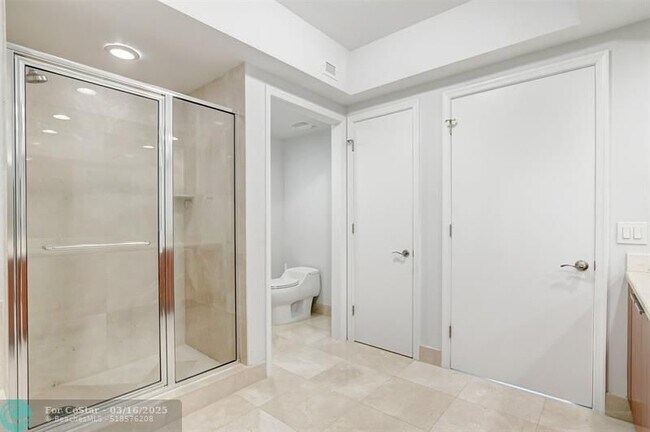 Building Photo - 2650 Lake Shore Dr