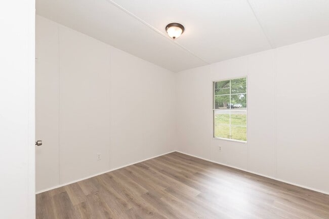 Building Photo - Well Maintained Three Bedroom Home!