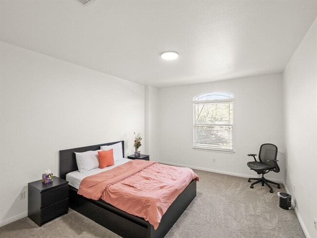 Building Photo - 4378 Green Tree Dr