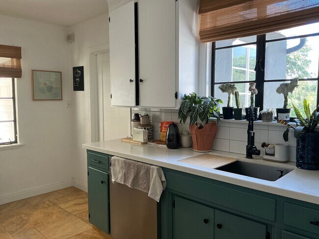 Building Photo - Charming 2 Bedroom Home with Studio/Office...