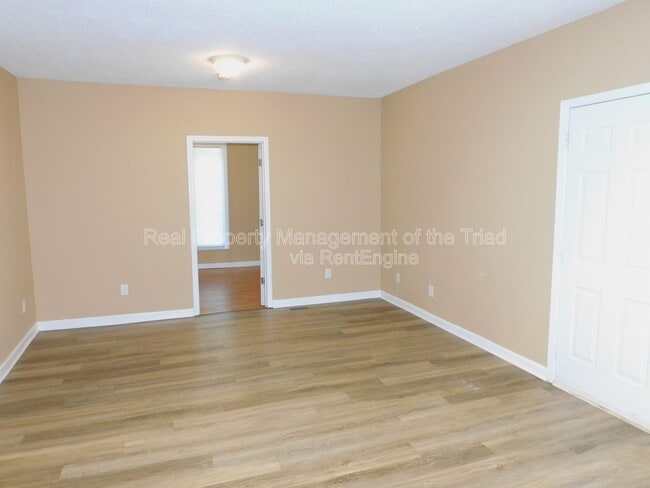 Building Photo - 164 Riverside Dr
