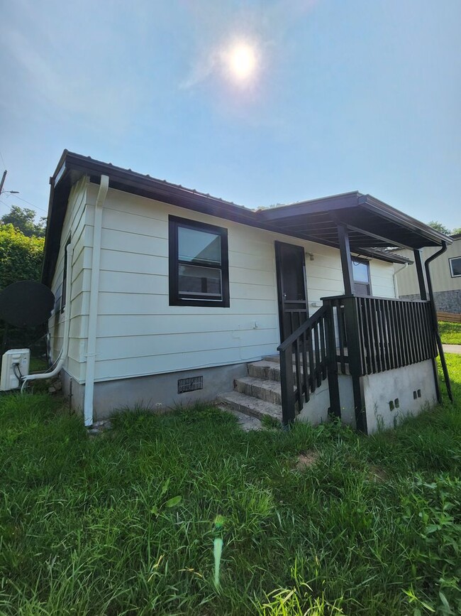 Building Photo - Cottage on Riverside Dr -Asheville!