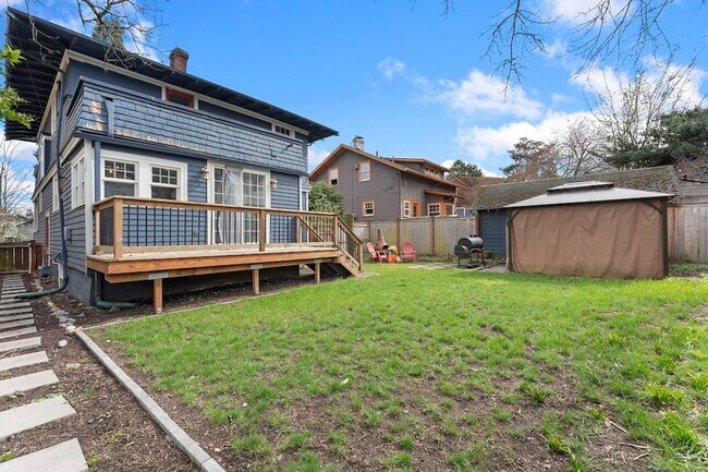 Building Photo - Stunning Craftsmen Beauty 3/1.5  bath 2000 sf! -ALBERTA/CONCORDIA