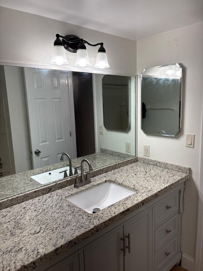Building Photo - 2741 S Oakland Forest Dr