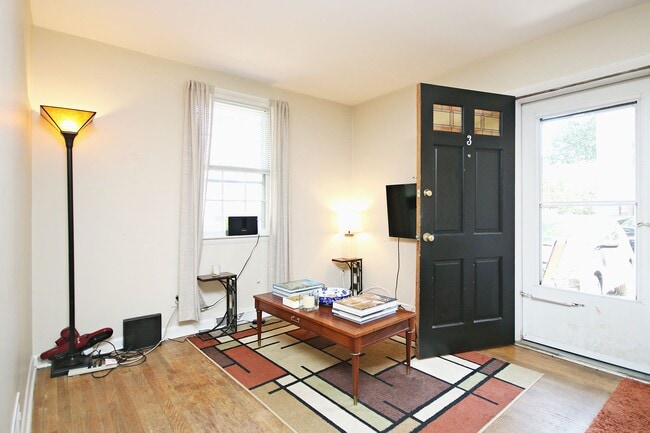 Building Photo - Walkable 1BR Off-Grounds UVA Apartment