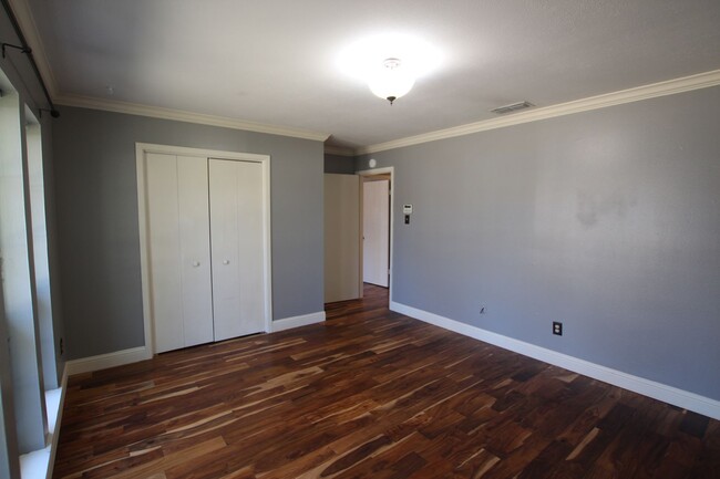 Building Photo - Beautiful 3 bedroom 2 bathroom home in Sou...