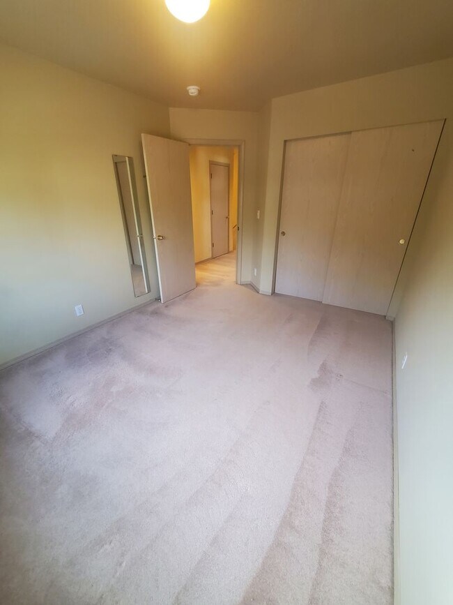 Building Photo - Bright 4BD/2.5BTH Lynnwood Home with Vault...