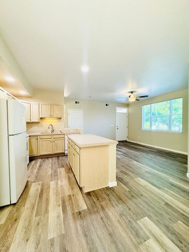 Building Photo - Beautiful, 2 Bed/2 Bath Condo in High Plai...