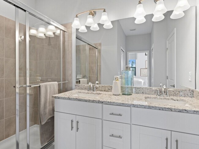 Building Photo - 3 Bedroom - Fully Furnished Townhome in Fo...