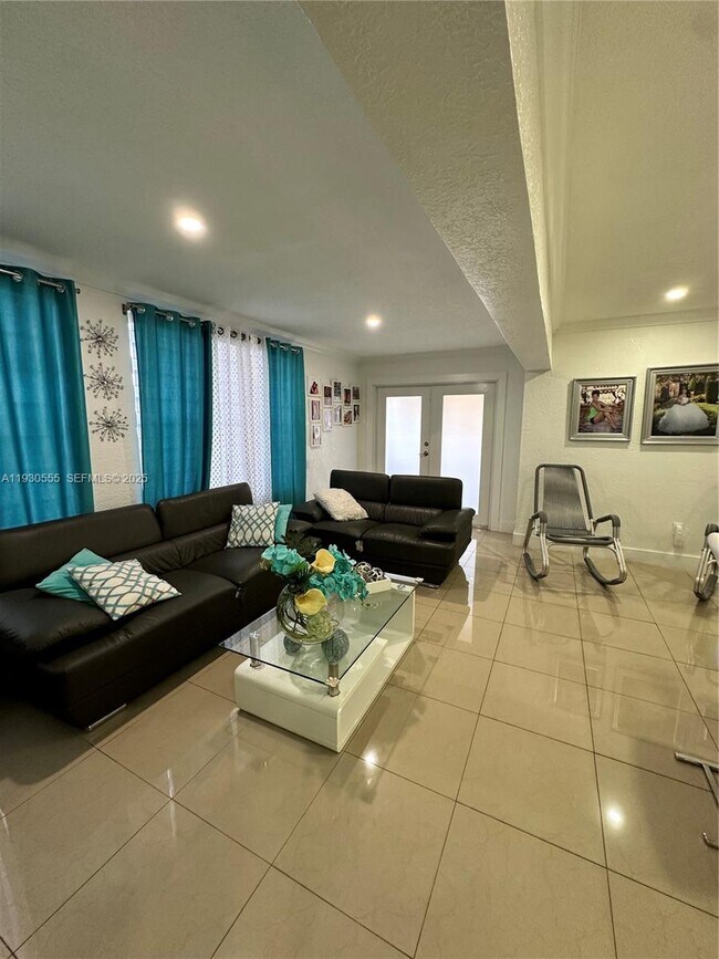 Building Photo - 5010 E 1st Ave