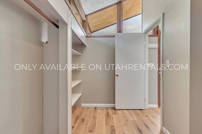 Building Photo - 1073 E 200 S