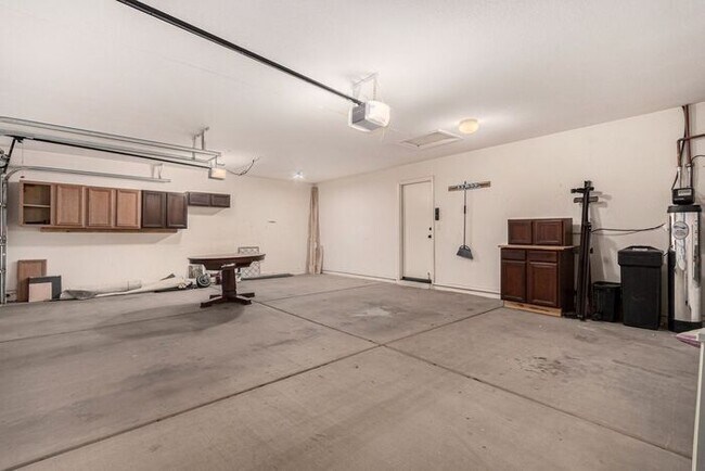 Building Photo - 3-bedroom plus bonus room with 3-car garag...
