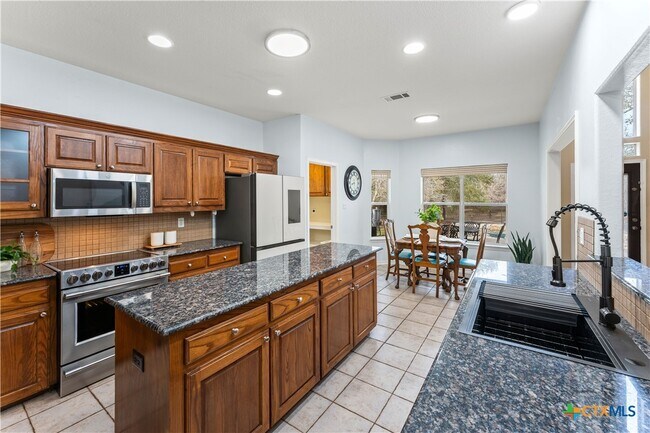 Building Photo - 1060 Great Oaks Dr