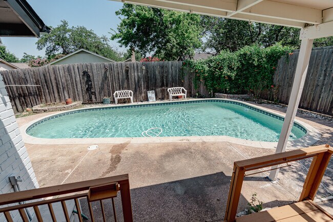 Building Photo - 2027 Lucerne Cir