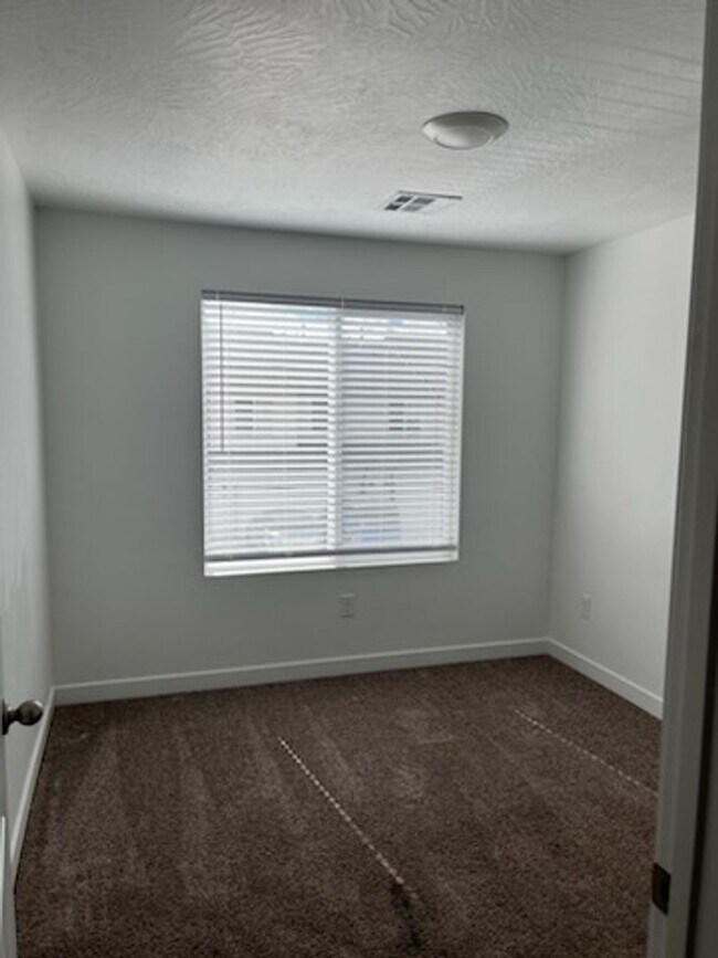 Building Photo - Charming Townhome