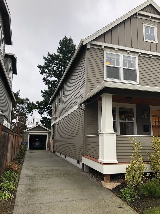 Building Photo - Gorgeous, modern craftsman 3+ bedroom, 3 b...