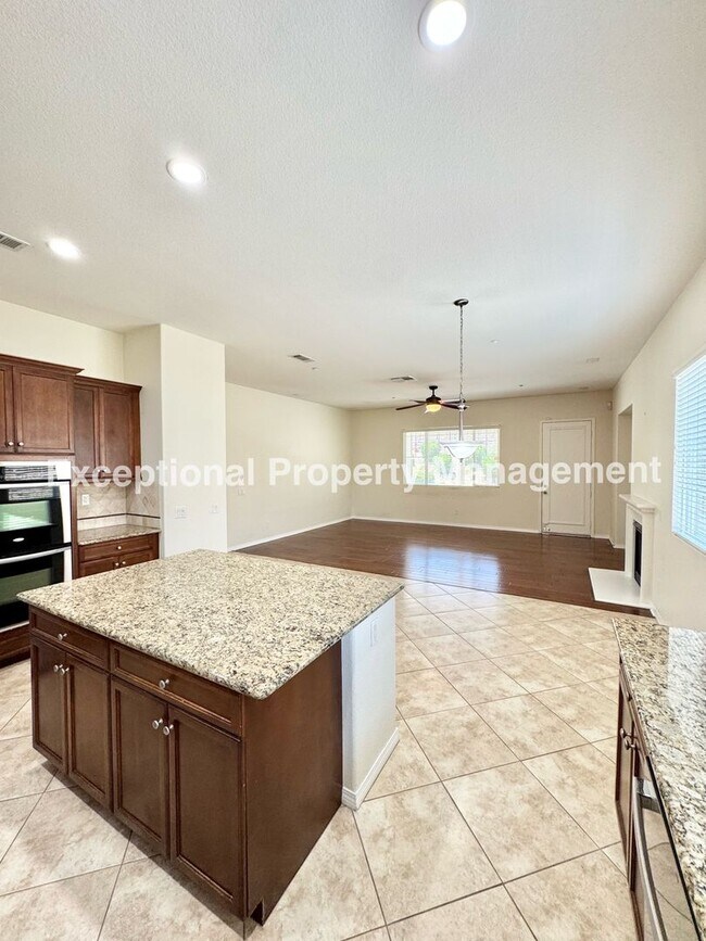 Building Photo - Beautiful 3 bedroom 3 bathroom single stor...