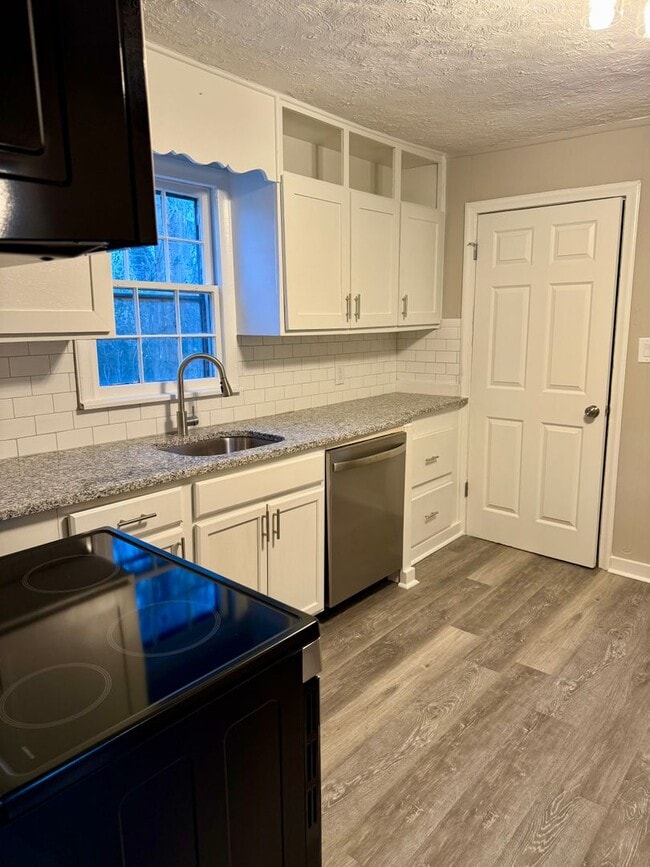 Building Photo - Cute 2 bedroom/ 1 bath Madison w/ Bonus Room