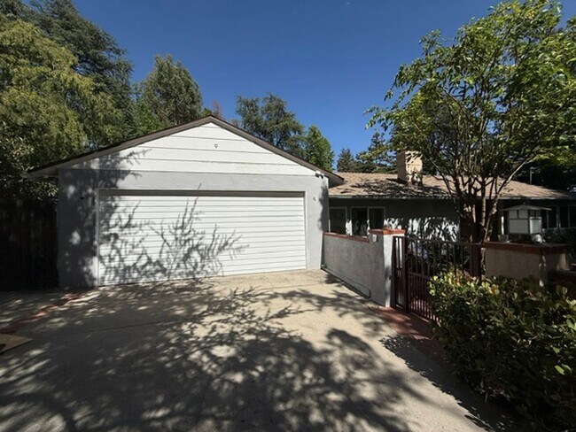 Building Photo - La Cañada Schools-  Family Home - Natural Hardwood, 2 car attached garage, Central A/C, New Appli...