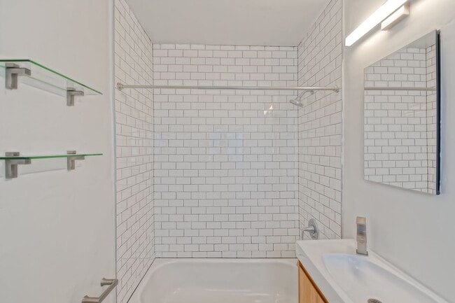 Building Photo - 3809 Crest Dr