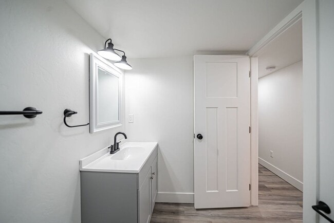 Building Photo - Lower unit renovated property near ISU.