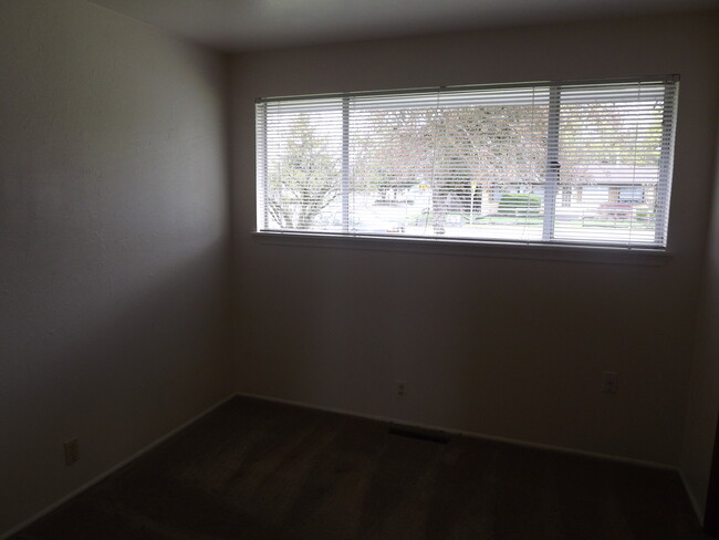 Building Photo - Spacious 3 Bedroom 1 3/4 Bath in Tacoma!!!!