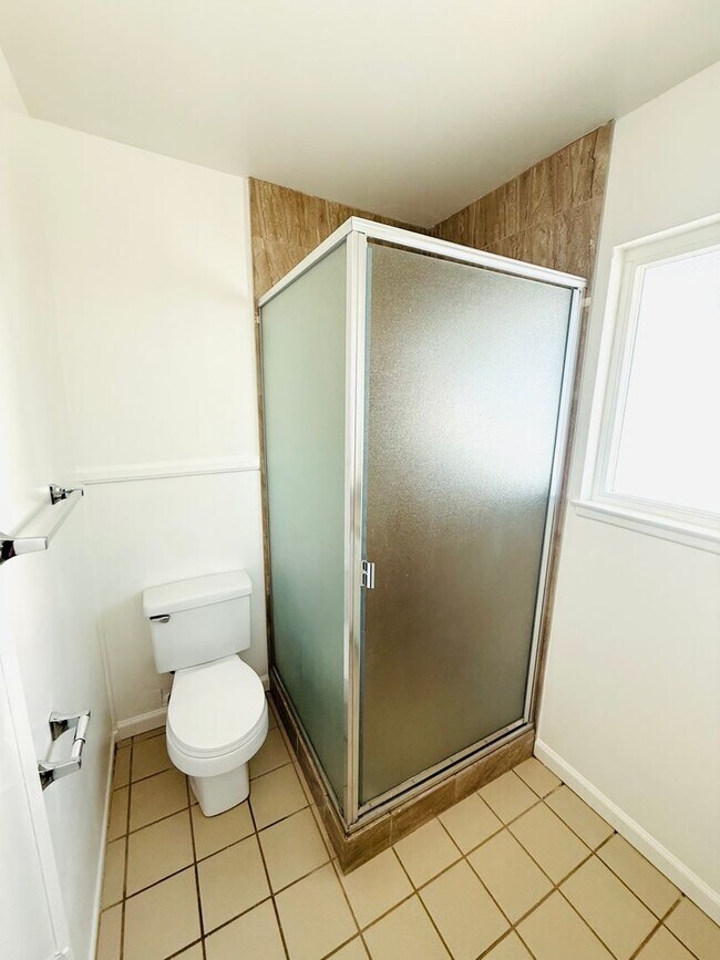 Building Photo - charming single-story 3-bedroom, 2-bathroo...