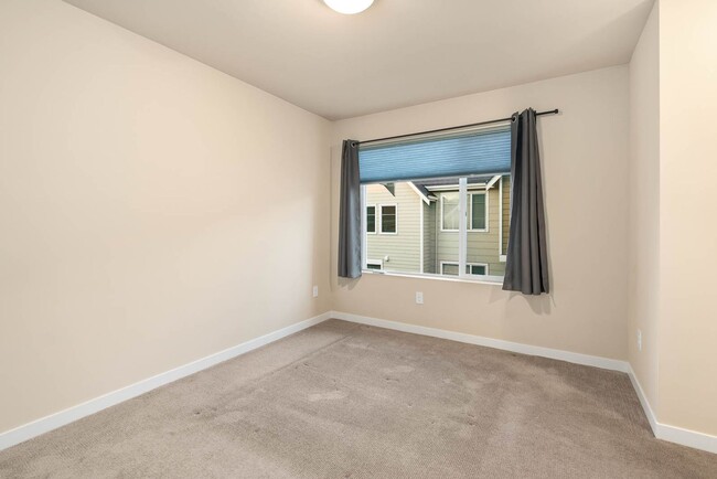 Building Photo - 4326 NE 3rd St