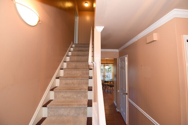 Building Photo - Gorgeous 4 BR 2+2 Baths Colonial - Finished Walk-Out Basement and Car Garage