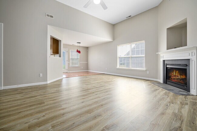 Building Photo - Spacious 4BR/3BA Home Near Downtown Durham | Deposit-Free Living | 1st-Floor Bedrooms