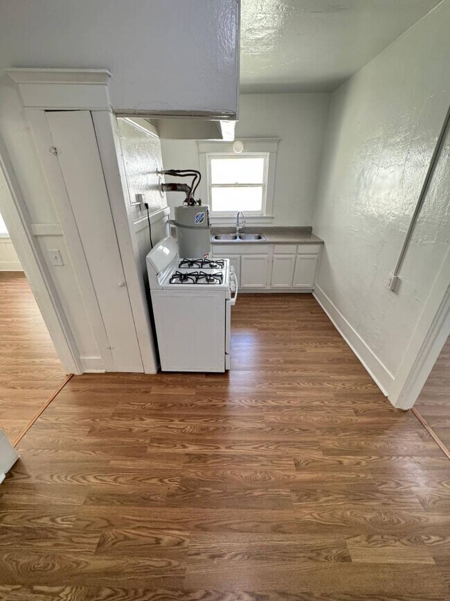 Building Photo - 2.0 bedroom in Los Angeles California 90037