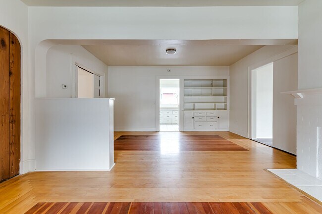 Building Photo - 4 Bedroom Ground Floor Apartment in Westside Neighborhood