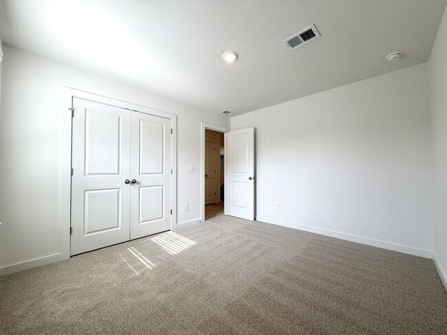 Building Photo - 2372 Meadowwood Dr
