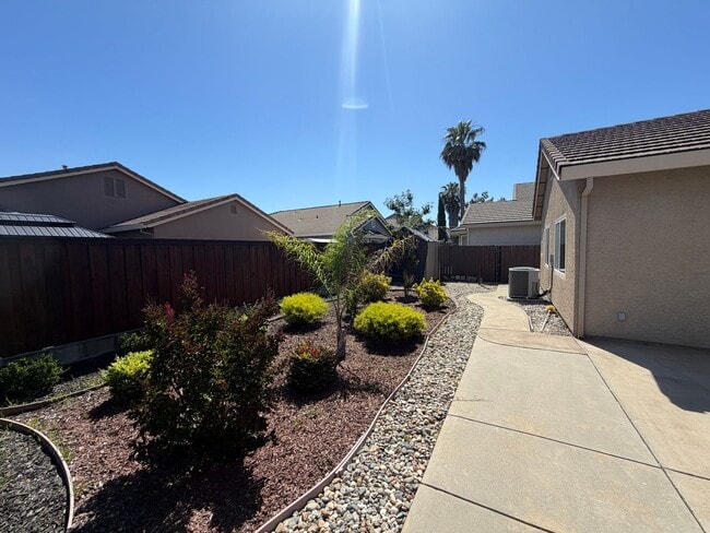 Building Photo - 3 bedroom + office | 2 bathroom | Single family home