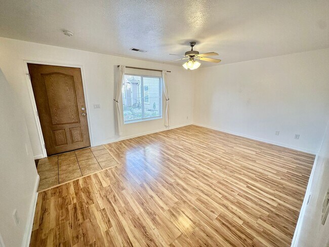 Building Photo - 3 Bedroom End Unit Townhome!