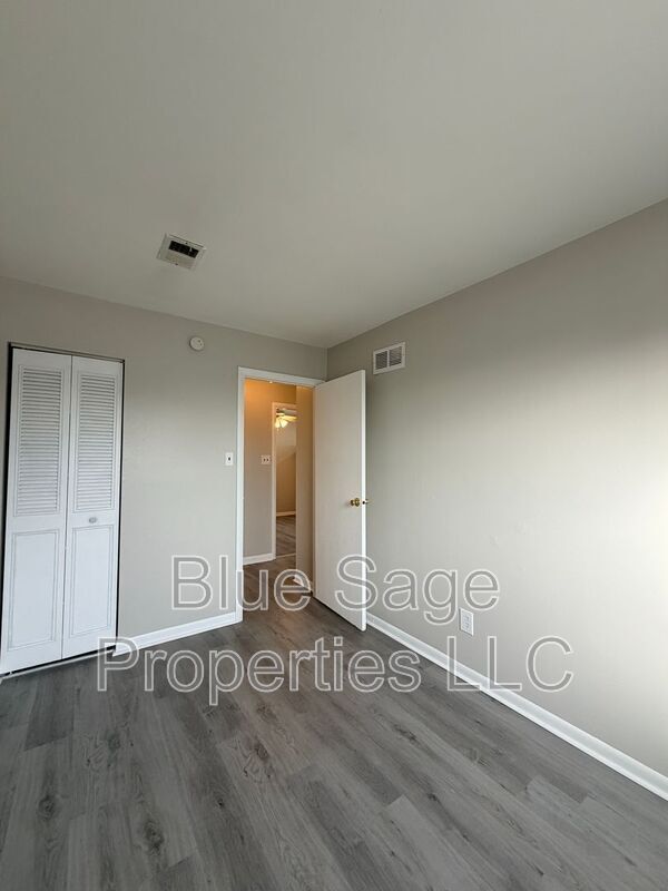 Building Photo - 727 Clifton Ave