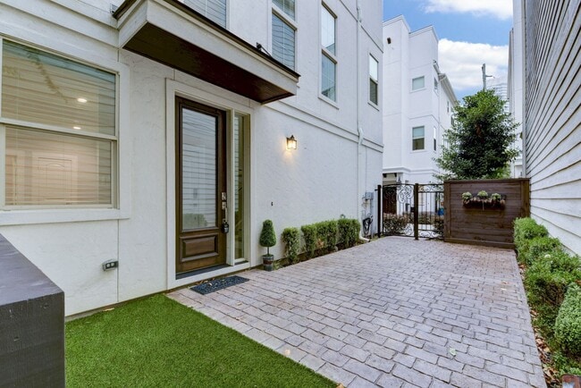 Building Photo - Beautiful 3 bedroom/3.5 bath Mediterranean...