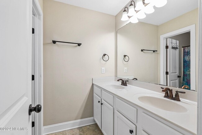 Building Photo - 501 Daylily Ct