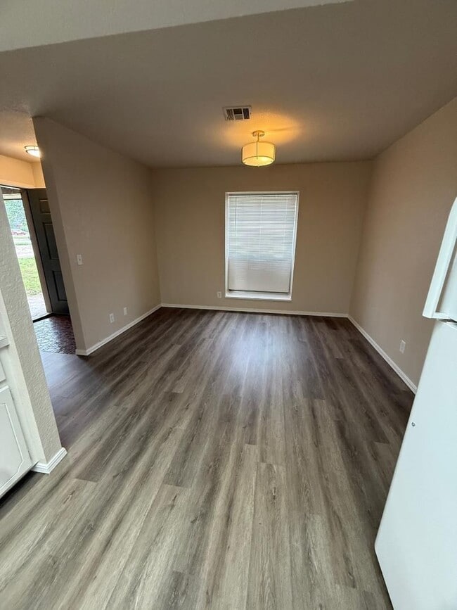 Building Photo - 2 Bed 1 Bath West Side Duplex
