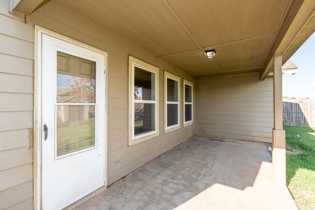 Building Photo - Charming 3 Bed/2 Bath near pool!