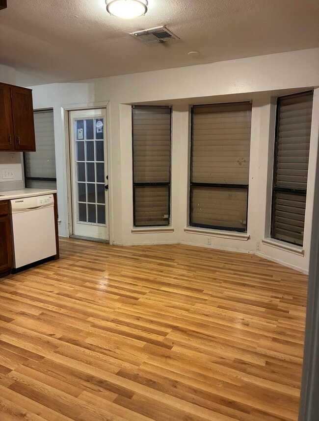 Building Photo - 6801 Roseland Dr