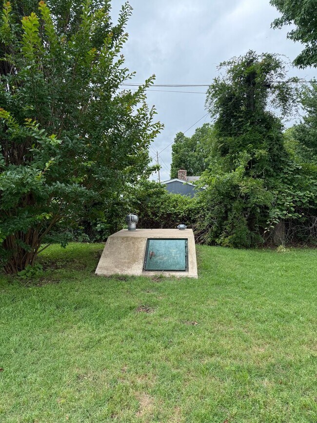 Building Photo - Welcome to this charming 3 bedroom, 2 bath...