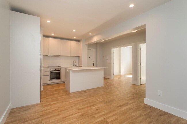 Building Photo - 136 Highland Ave